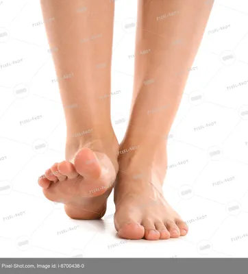 Красивые женские ноги на красивом фоне в виде фольги Мудрое фото женских ног  Красный педикюр Стоковое Фото - изображение насчитывающей лак, людск:  179985790