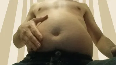 Человек трогает свой толстый живот на белом фоне :: Стоковая фотография ::  Pixel-Shot Studio