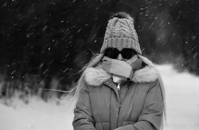 Люди наслаждаясь зимой и снегом Стоковое Фото - изображение насчитывающей  холодно, снежок: 33761214