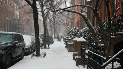 Обои на рабочий стол Свежий выпавший снег на улице Wall street / Уолл-cтрит  в городе New-york / Нью-йорк, обои для рабочего стола, скачать обои, обои  бесплатно