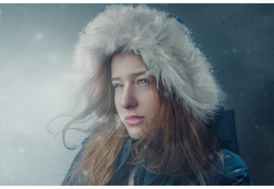 симпатичная молодая девушка 18 лет зимой в снежном лесу смотрит на  расстояние наслаждаться природой. зимняя фотография B Стоковое Изображение  - изображение насчитывающей ново, смотрит: 234502653