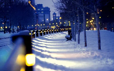 Сказочный зимний город и величие снежных гор - обои на телефон