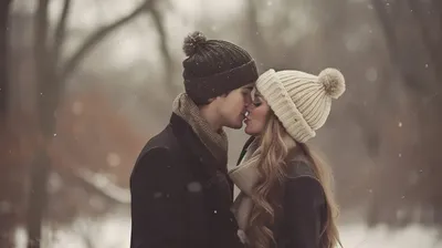 Зимний поцелуй: выберите размер и формат | Целующихся пар зимой Фото  №812744 скачать