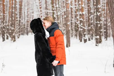 Обои девушка целует парня, зима, картинки на рабочий стол