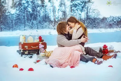 счастливая молодая пара объятия и поцелуй возле елок в канун празднования  нового года в зимний день. смайлик и Стоковое Фото - изображение  насчитывающей пары, жизнерадостно: 222294978