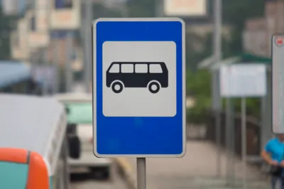 Автобусная остановка, автобусное убежище, знак, макет, 3d визуализация |  Премиум PSD Файл