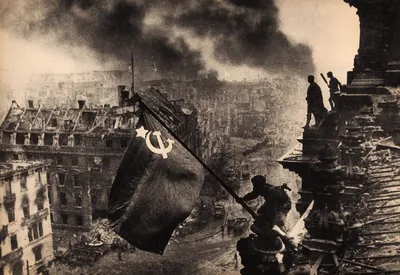 1 мая 1945 года над Рейхстагом было установлено красное Знамя Победы