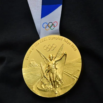 Олимпийцы рассказали, почему кусают свои медали - МК