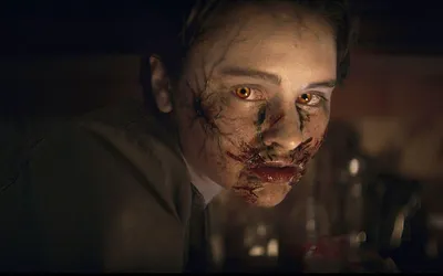 Страшный зомби в маске с кровью и раной на теле, стоящий изолированно на  белом фоне | Премиум Фото
