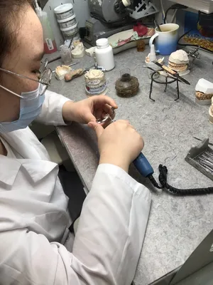 Зубной техник делает срочную работу» — создано в Шедевруме