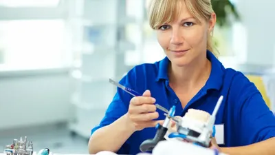 зубной техник чинит зубной протез в мастерской Стоковое Изображение -  изображение насчитывающей медицинско, гигиена: 223932445