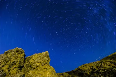 Звёздное небо, луна и дорога горы к ноча Стоковое Изображение - изображение  насчитывающей вечер, высоко: 109542641