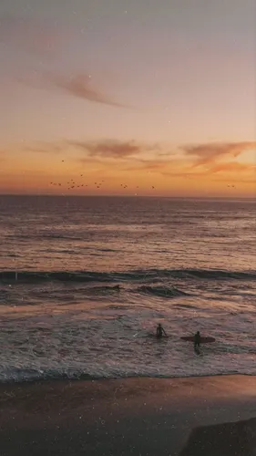 Пейзаж Обои на телефон пара человек с досками для серфинга на пляже