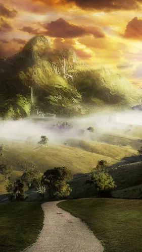 Пейзаж Обои на телефон туманная долина с деревьями и горами на заднем плане