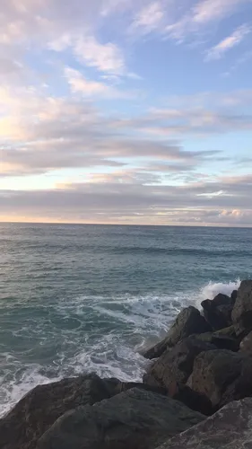 Пейзаж Обои на телефон скалистый пляж с разбивающимися волнами
