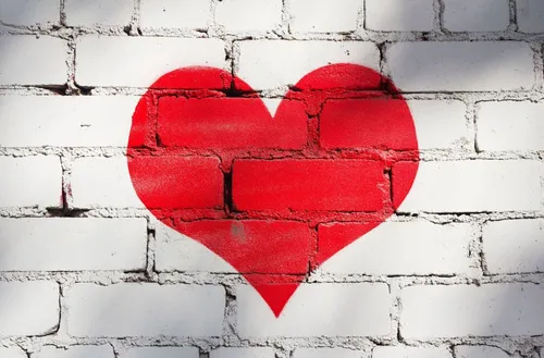 Сердце Обои на телефон красное сердце, нарисованное на белой стене