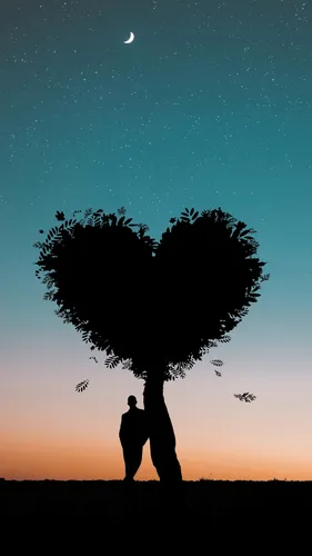 Сердце Обои на телефон силуэт человека, стоящего под деревом с луной на заднем плане
