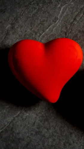 Сердце Обои на телефон красное сердце на черной поверхности