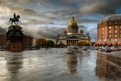 Санкт Петербург Обои на телефон статуя на мокрой улице