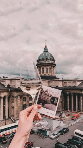 Санкт Петербург Обои на телефон рука, держащая бумагу со зданием на заднем плане