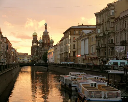 Санкт Петербург Обои на телефон река с лодками и зданиями вокруг нее
