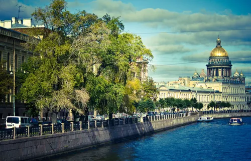 Санкт Петербург Обои на телефон река с мостом и деревьями вдоль нее
