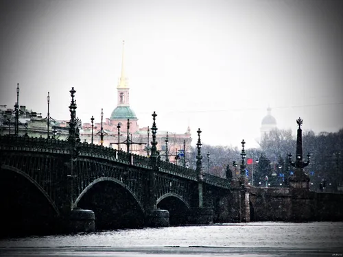 Санкт Петербург Обои на телефон мост с башнями и купольное здание на заднем плане
