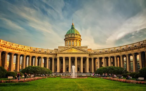Санкт Петербург Обои на телефон большое здание с колоннами и фонтаном перед ним на фоне Казанского собора, Санкт-Петербург
