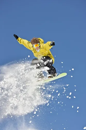 Спортивные Обои на телефон сноубордист летит по воздуху