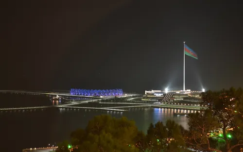 Азербайджан Обои на телефон флаг на шесте перед водоемом