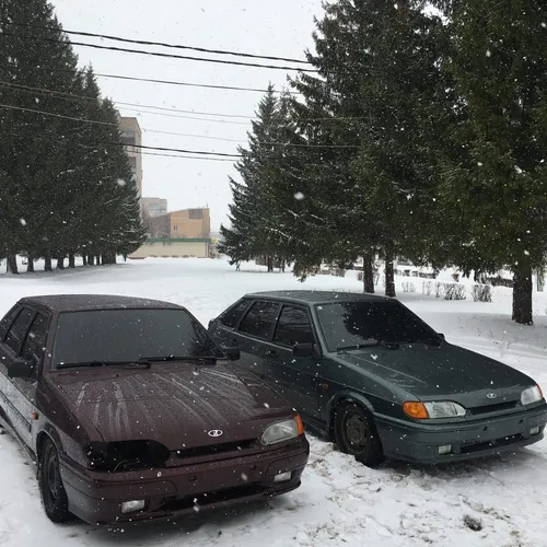 Ваз 2114 Обои на телефон пара автомобилей, припаркованных в снегу у деревьев, и здание