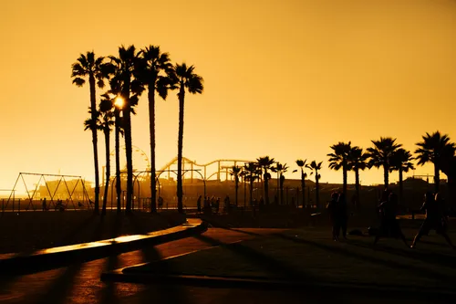 Лос Анджелес Обои на телефон группа людей, гуляющих по пляжу