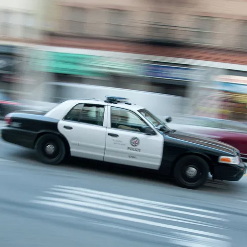 Лос Анджелес Обои на телефон полицейская машина едет по дороге
