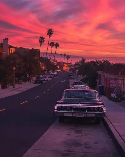 Лос Анджелес Обои на телефон улица с машинами на ней и зданиями сбоку