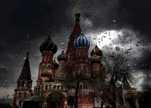 Москва Обои на телефон Собор Василия Блаженного с разноцветными куполами и облачным небом
