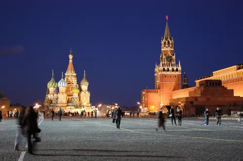 Москва Обои на телефон большое здание с башнями и большой толпой людей на фоне Красной площади