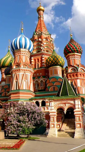 Москва Обои на телефон красочное здание с голубой крышей на фоне собора Василия Блаженного
