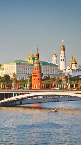 Москва Обои на телефон мост через воду со зданием на заднем плане