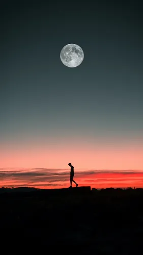 Одиночество Обои на телефон человек прыгает в воздух с луной на заднем плане