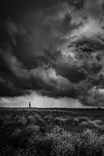 Одиночество Обои на телефон человек, стоящий на холме под облачным небом