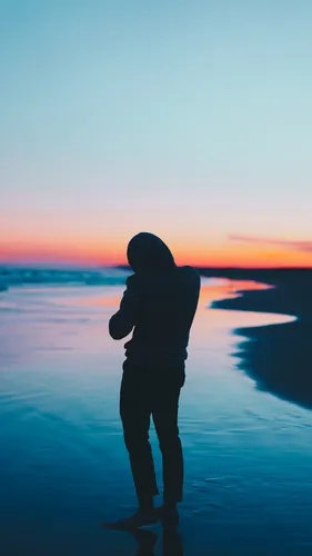 Одиночество Обои на телефон человек, стоящий на пляже