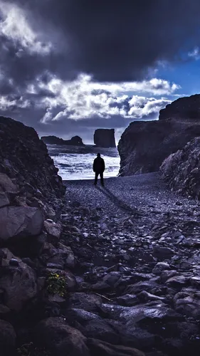 Одиночество Обои на телефон человек, стоящий на каменистом пляже