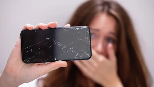 Разбитый Экран Обои на телефон человек, держащий мобильный телефон