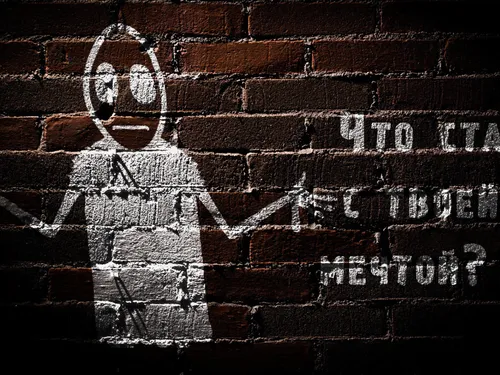 С Надписью На Русском Обои на телефон кирпичная стена с рисунком человека, держащего меч