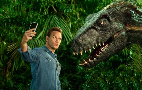 Крис Пратт, С Динозаврами Обои на телефон человек с пистолетом и динозавром