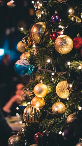 Рождество Обои на телефон дерево с украшениями и огнями