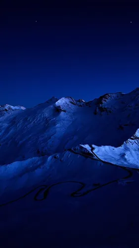 Темно Синие Обои на телефон снежная гора с водоемом внизу