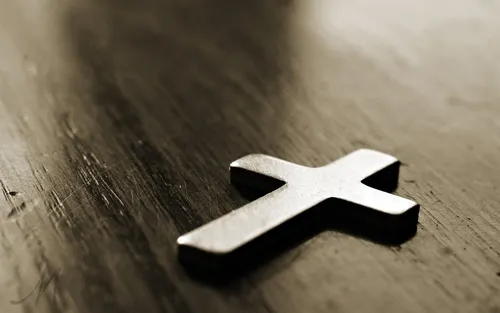 Христианские Обои на телефон черно-белый предмет на деревянной поверхности