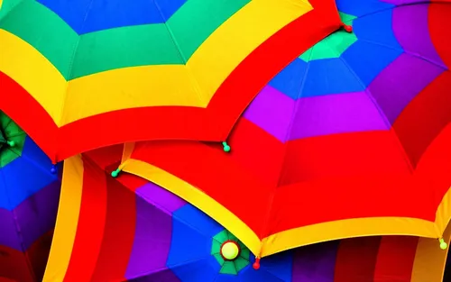 Весёлые Обои на телефон группа разноцветных зонтов