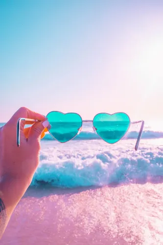 Эстетичные Обои на телефон пара солнцезащитных очков на пляже